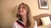 Une étudiante mignonne se fait baiser par une bite asiatique dure.