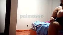 Une femme mûre doit baiser un flic devant son mari.