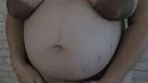 Toucher ce gros bébé avec perversion.