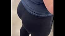 Une fille au gros cul montre sa viande dans un legging transparent.
