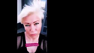 Belle-mère sexy se masturbe et se caresse le vagin humide et sucré