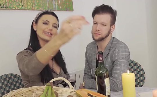 Un jeune Français baise une MILF brune canon dans la cuisine