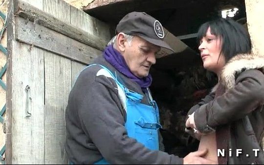Papy français baise une MILF aux gros seins avec un jeune ami